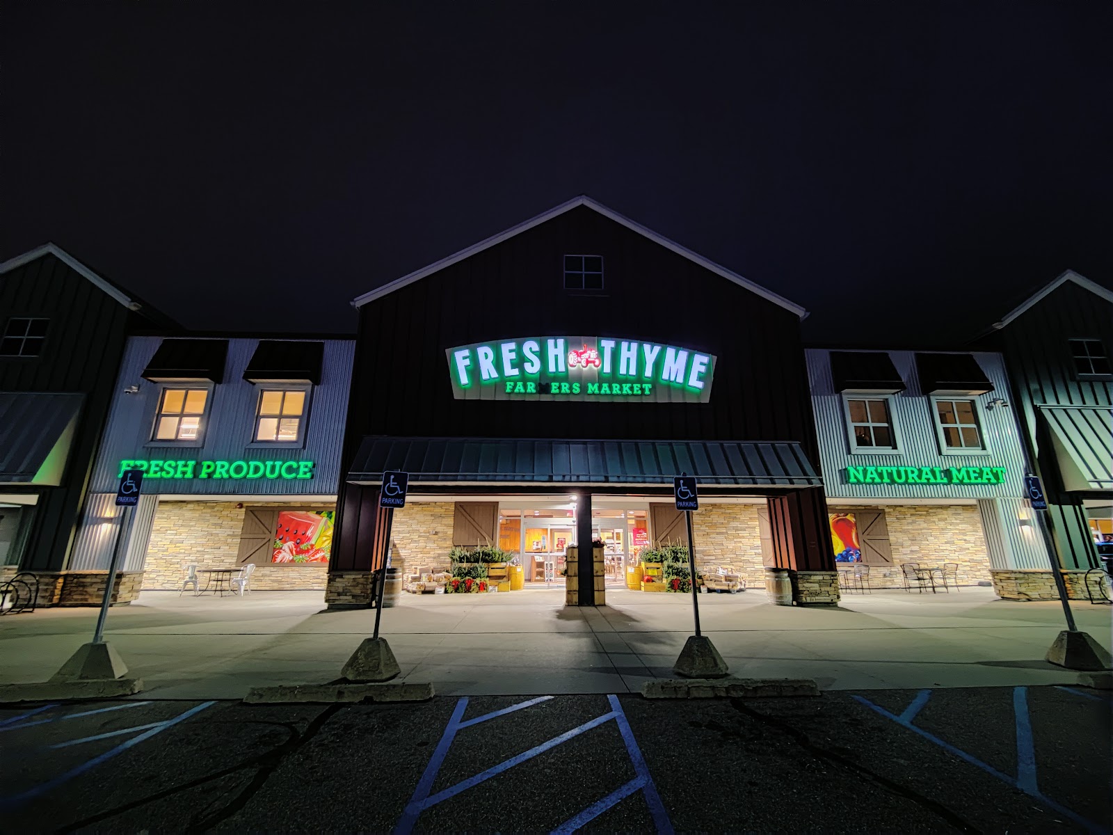 Fresh Thyme Market — photo